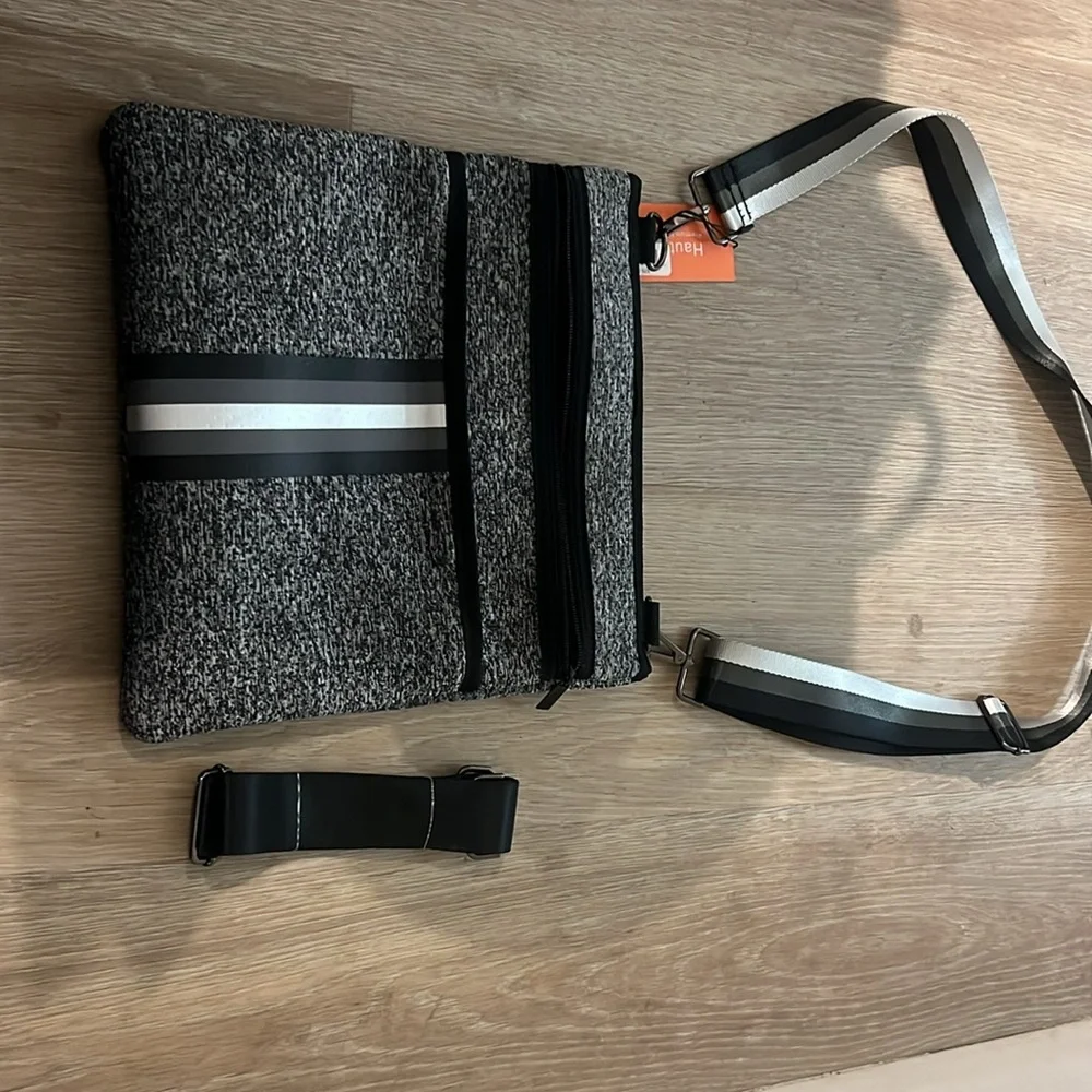 Adjustable crossbody - Picture 2 of 7